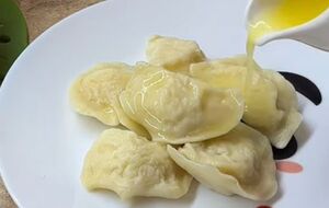 Для теста понадобится мука, молоко, соль, яйцо и растительное масло