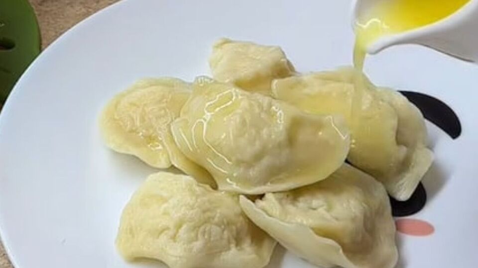 Для тіста знадобляться борошно, молоко, сіль, яйце й олія