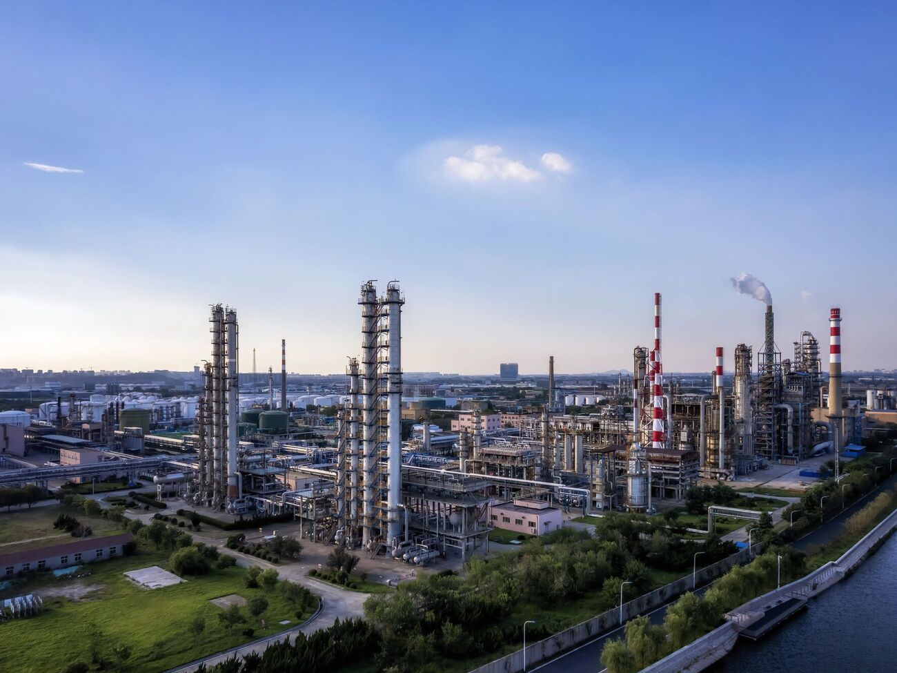 Европейская комиссия предложила отсрочить полноценное введение СВАМ до 1 февраля 2027 года, сообщил Energy Club