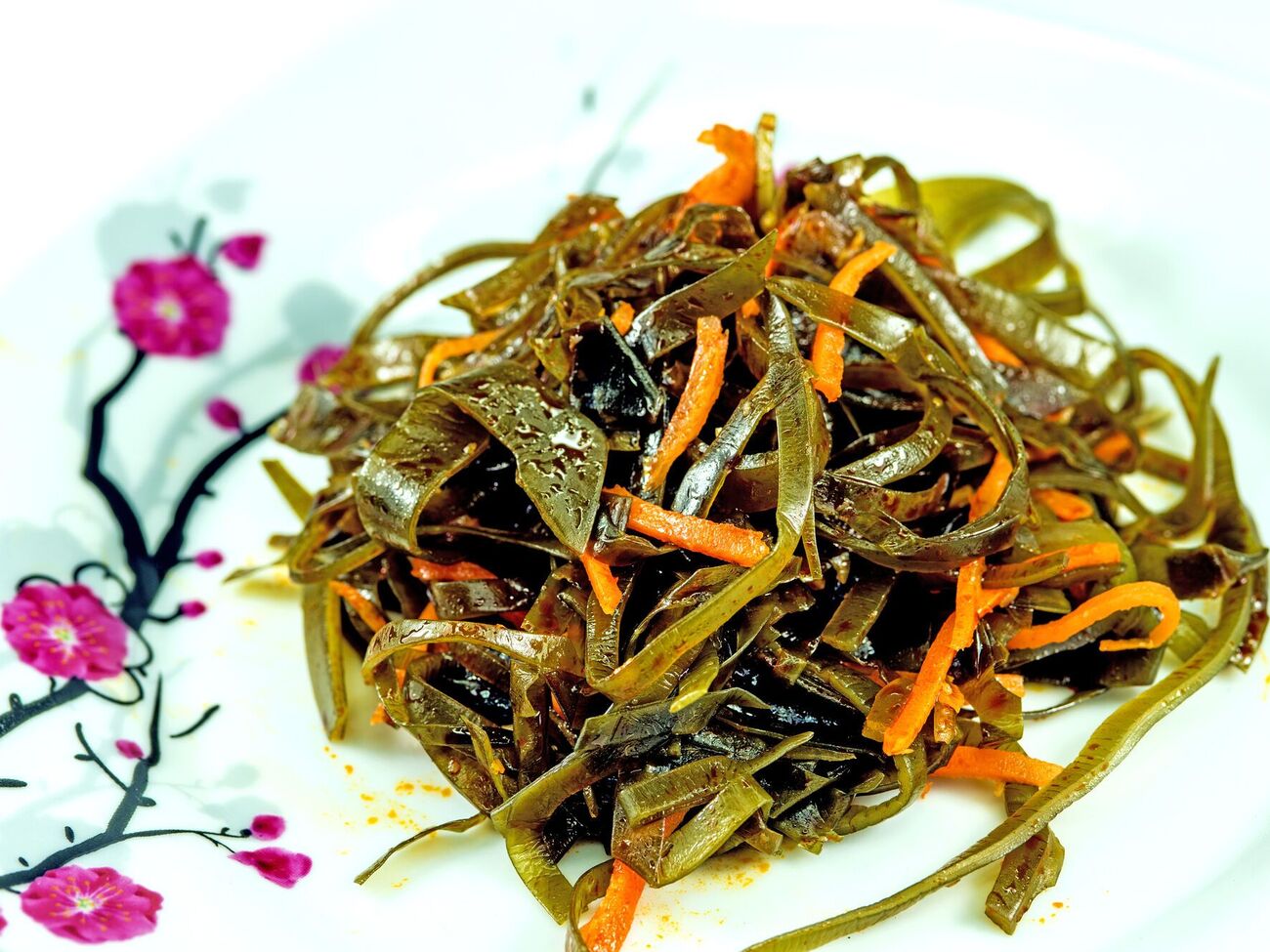 Можно использовать маринованную капусту или сухие водоросли