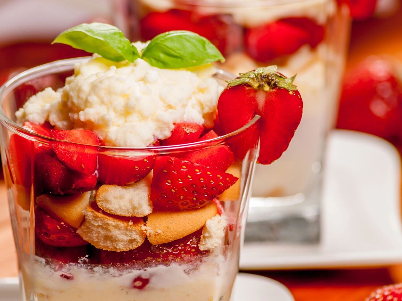 Для этого десерта нужно всего 250 г клубники