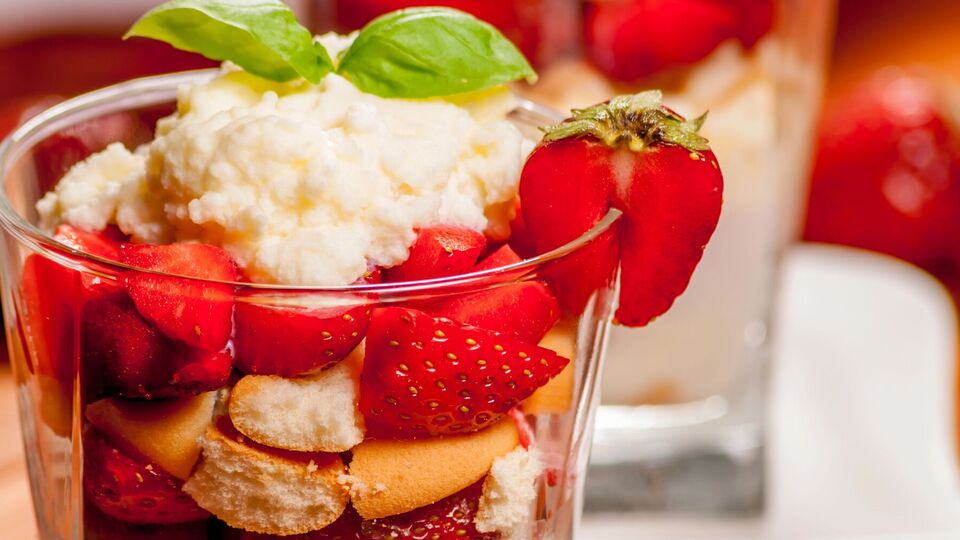 Для этого десерта нужно всего 250 г клубники