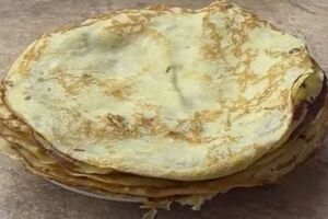 Смажьте сковороду растительным маслом и обжарьте блины с двух сторон