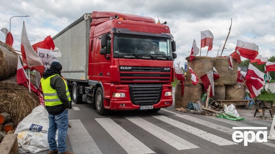 Поляки пропускають по одній машині на годину