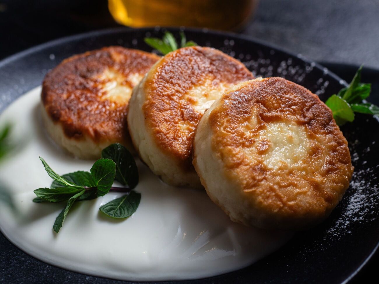 Сырники нужно жарить на хорошо разогретой сковороде