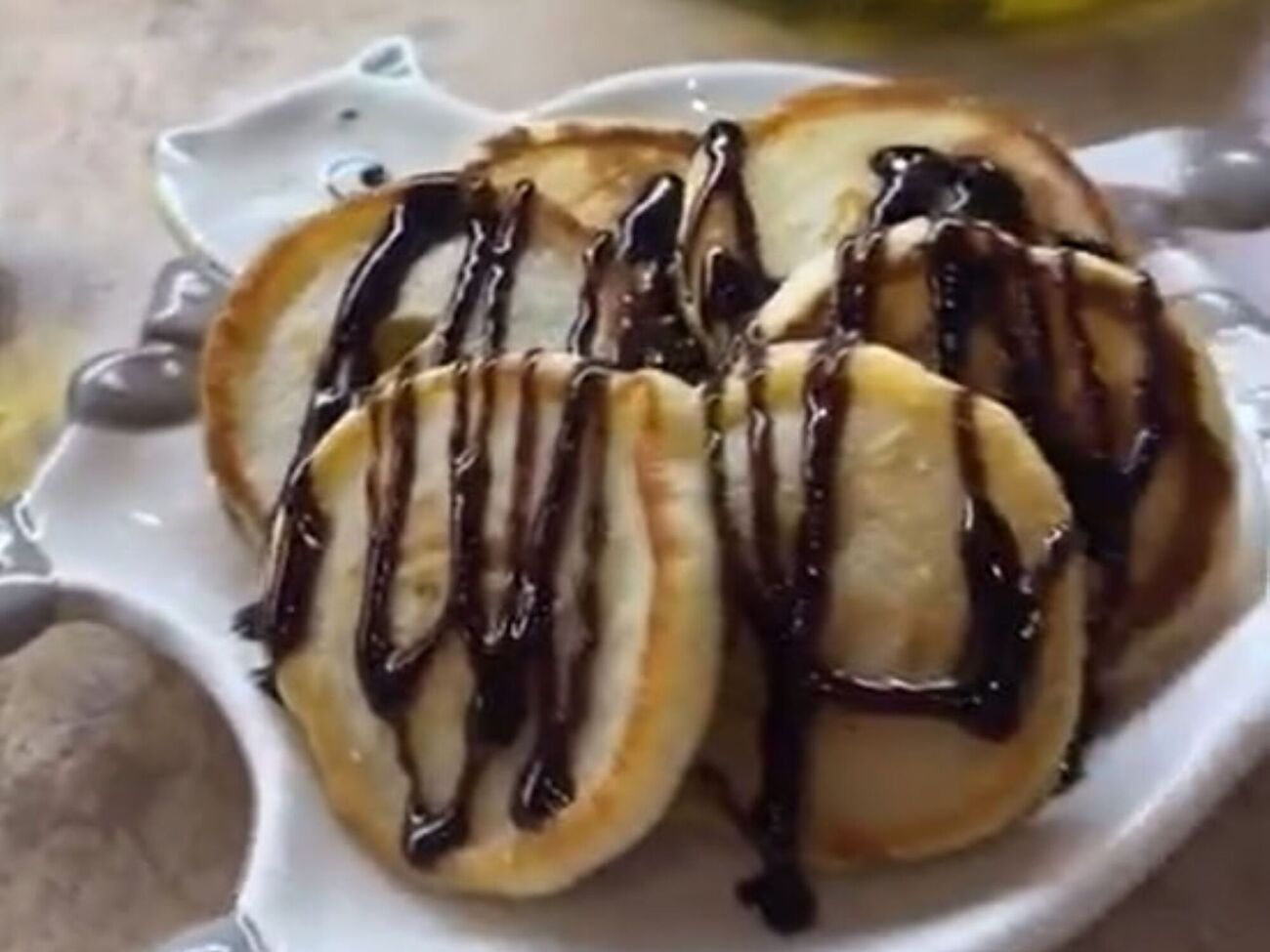 Готовые оладьи выложите на бумажную салфетку