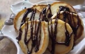 Готовые оладьи выложите на бумажную салфетку