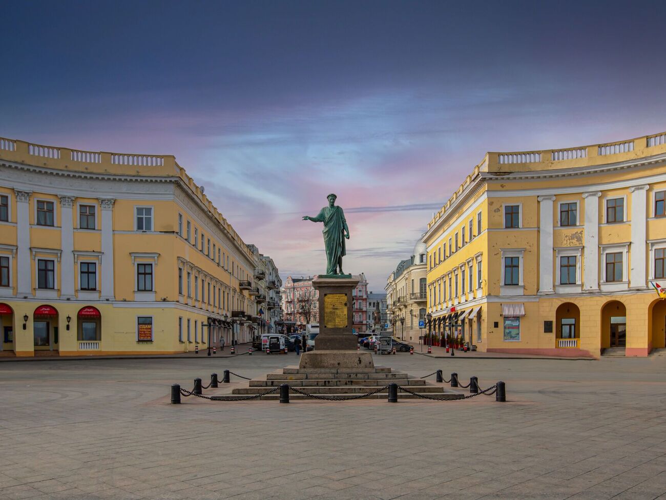 Воздушная тревога, а в самом центре города – десятки людей в форме, написал Telegram-канал GANUL