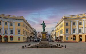 Воздушная тревога, а в самом центре города – десятки людей в форме, написал Telegram-канал GANUL