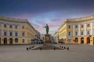 Повітряна тривога, а в самому центрі міста – десятки людей у формі, написав Telegram-канал GANUL