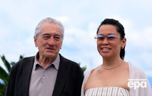 Чен моложе Де Ниро на 35 лет