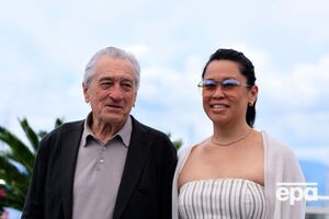 Чен моложе Де Ниро на 35 лет