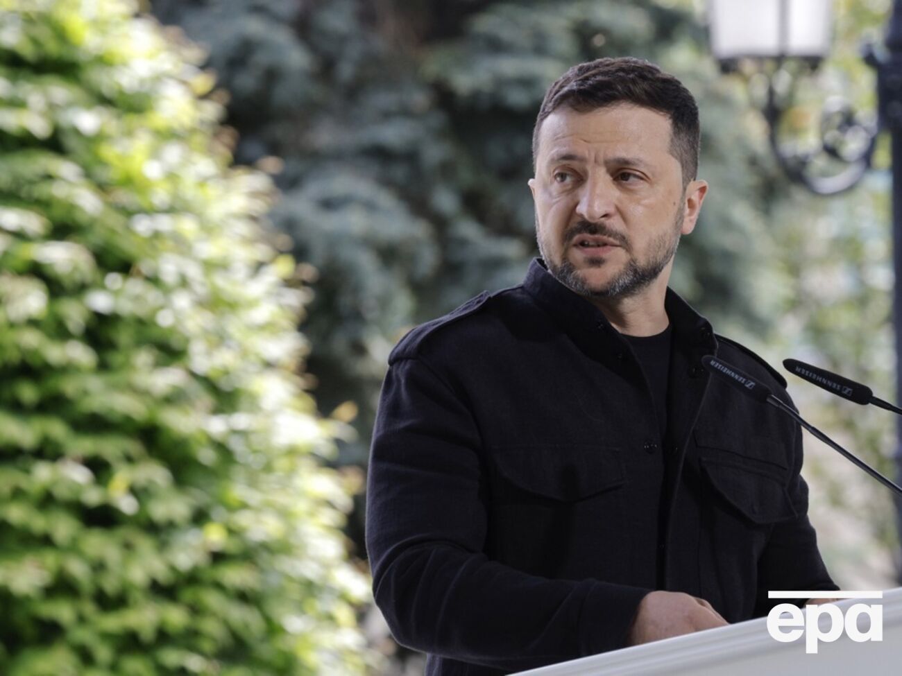 За словами Зеленського, на цю тему так можуть говорити тільки люди, які не розуміються на форматі постачань зброї