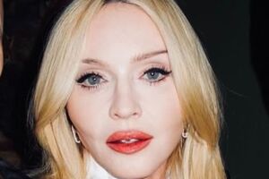 Раніше фільм про Мадонну починала знімати кіностудія Universal, але зйомки скасували