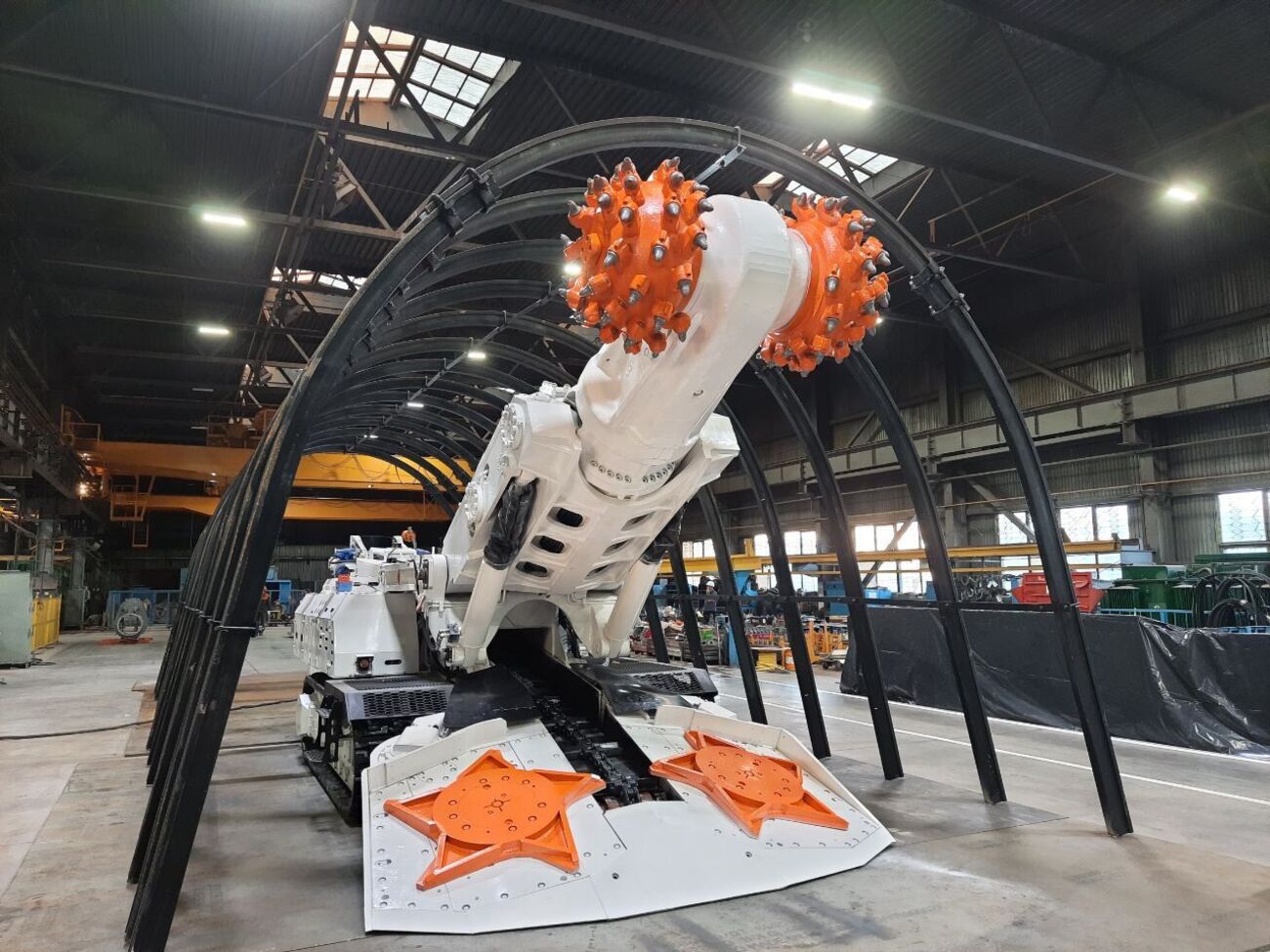 Машиностроители снабжают шахтеров нужной техникой и сотнями тысяч запчастей, от которых зависит надежность угледобычи, отметил Фоменко