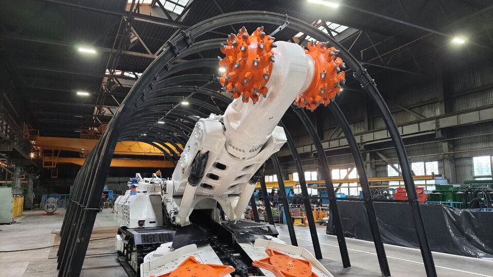 Машиностроители снабжают шахтеров нужной техникой и сотнями тысяч запчастей, от которых зависит надежность угледобычи, отметил Фоменко