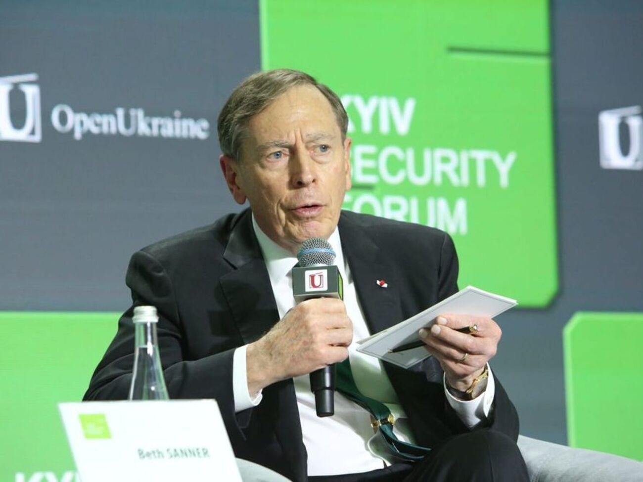 Петреус: ЗСУ, на відміну від минулого року, коли їм доводилося обмежувати використання снарядів, мають достатній запас артилерії