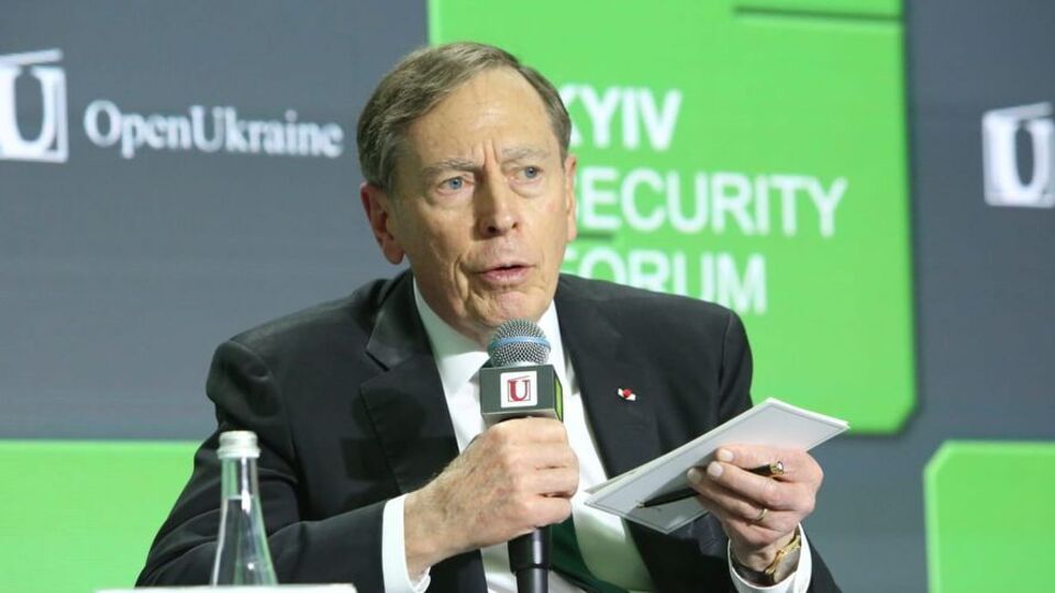 Петреус: ВСУ, в отличие от прошлого года, когда им приходилось ограничивать использование снарядов, обладают достаточным запасом артиллерии