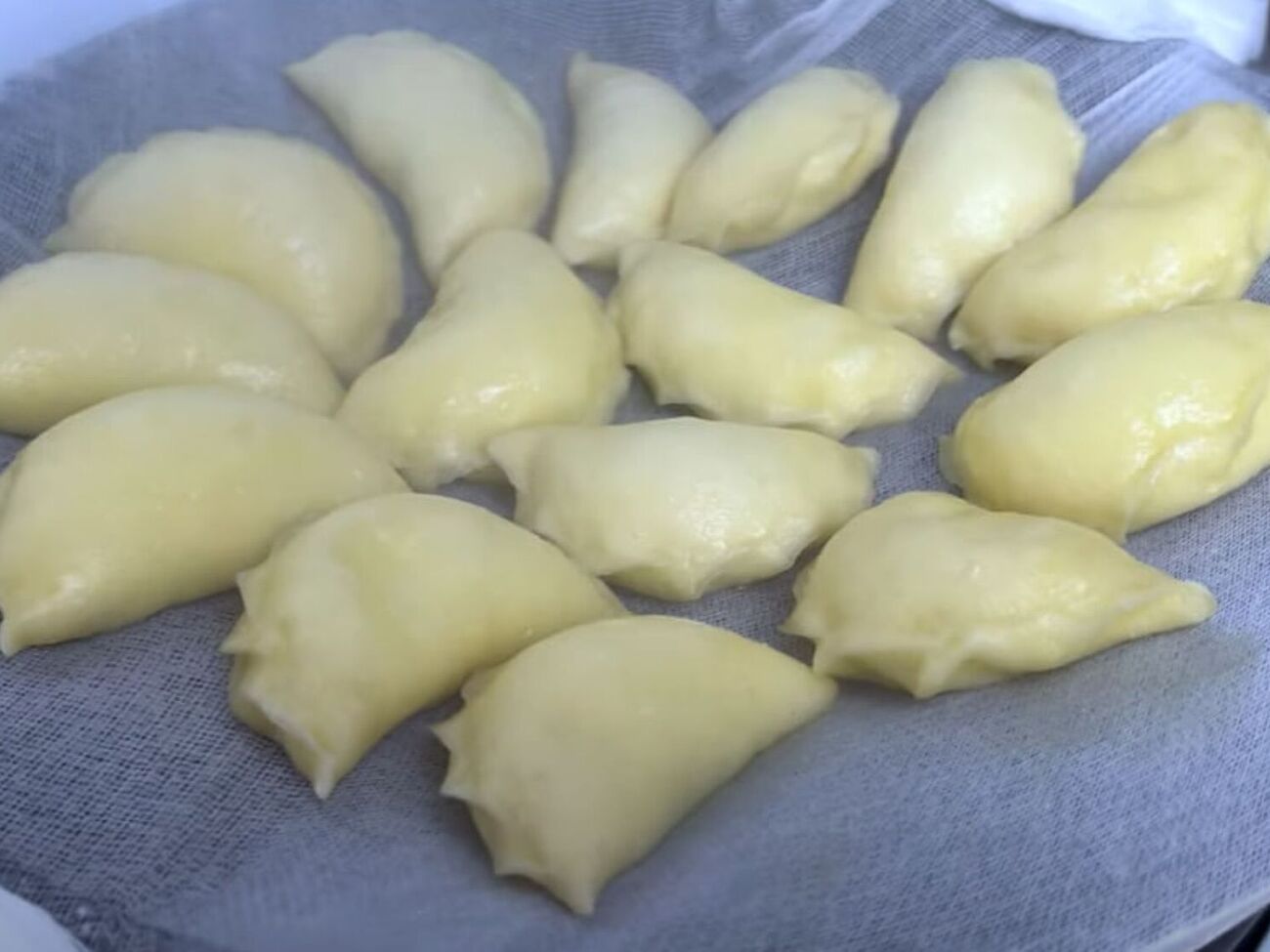 Вареники из такого теста нужно готовить под крышкой