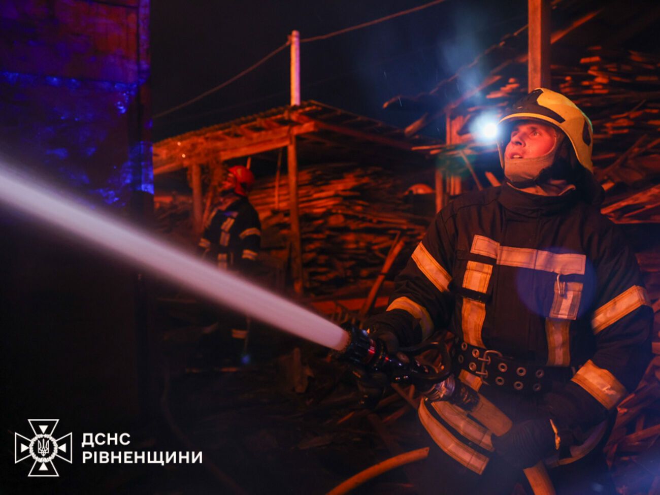 На месте падения обломков работают спасатели