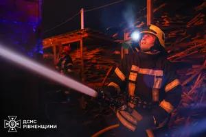 На місці падіння уламків працюють рятувальники