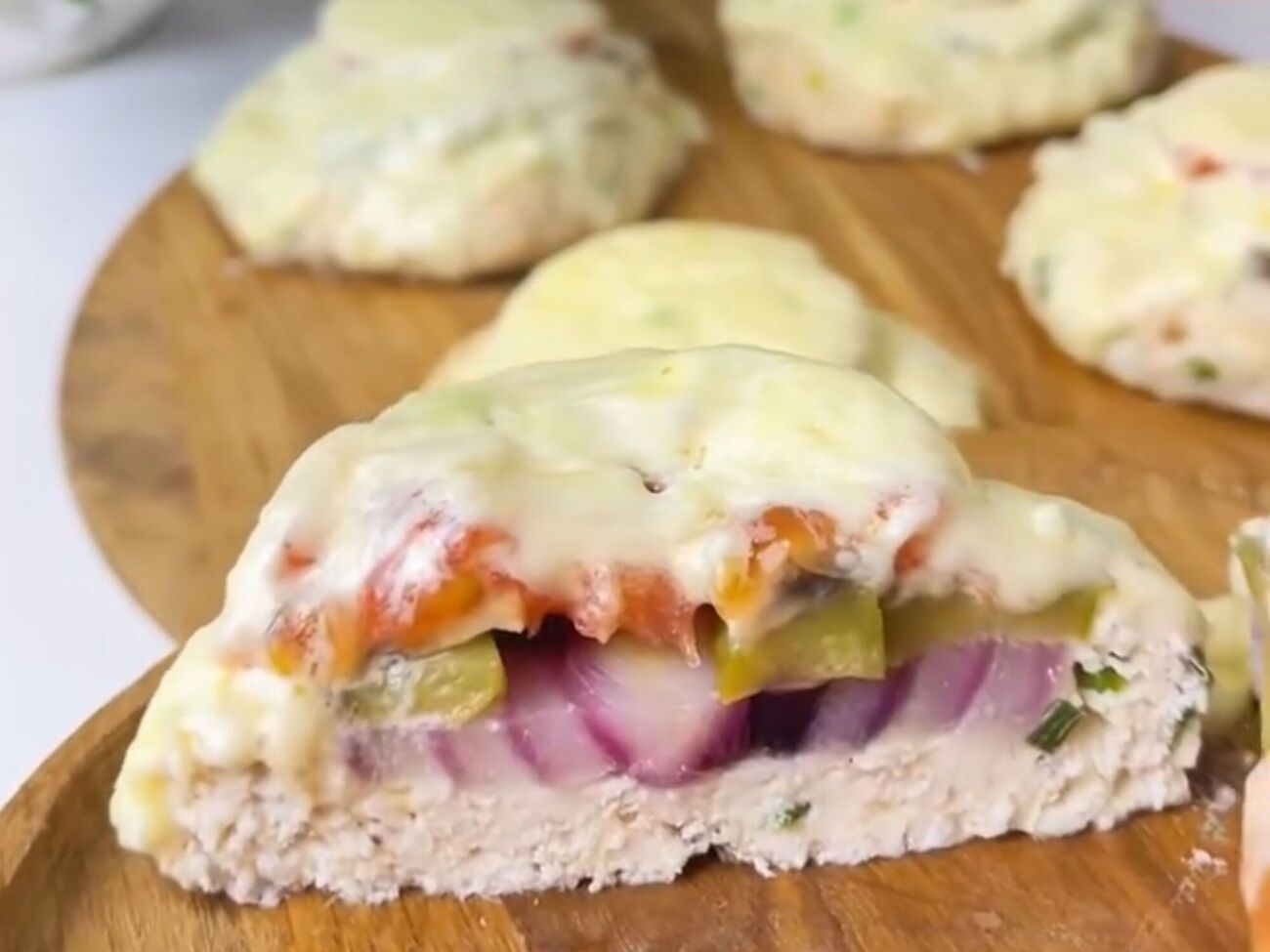 Мясные ватрушки можно готовить и к праздничному столу