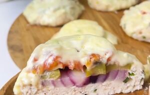 Мясные ватрушки можно готовить и к праздничному столу