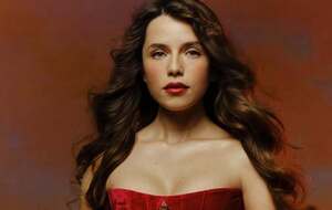 Соловій опублікувала фото, на яких позує на тлі Ейфелевої вежі