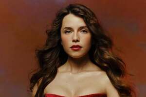 Соловий опубликовала фото, на которых позирует на фоне Эйфелевой башни