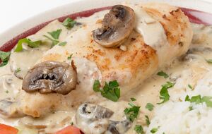 Для соуса вам понадобится 130 г плавленого сыра