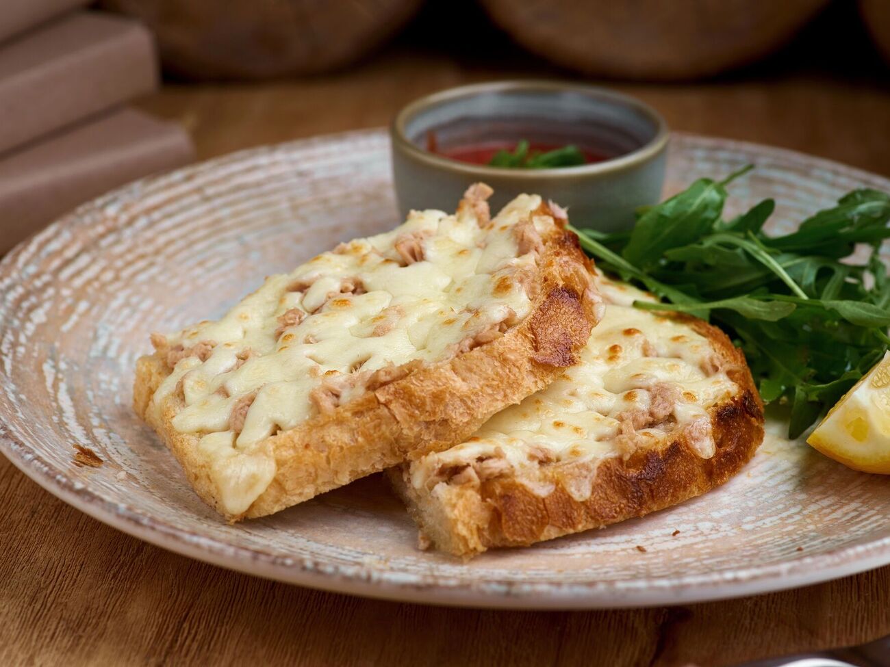 Бутерброды подают с зеленью