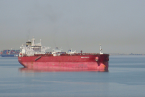 По данным СМИ, танкер входит в "теневой нефтяной флот" РФ