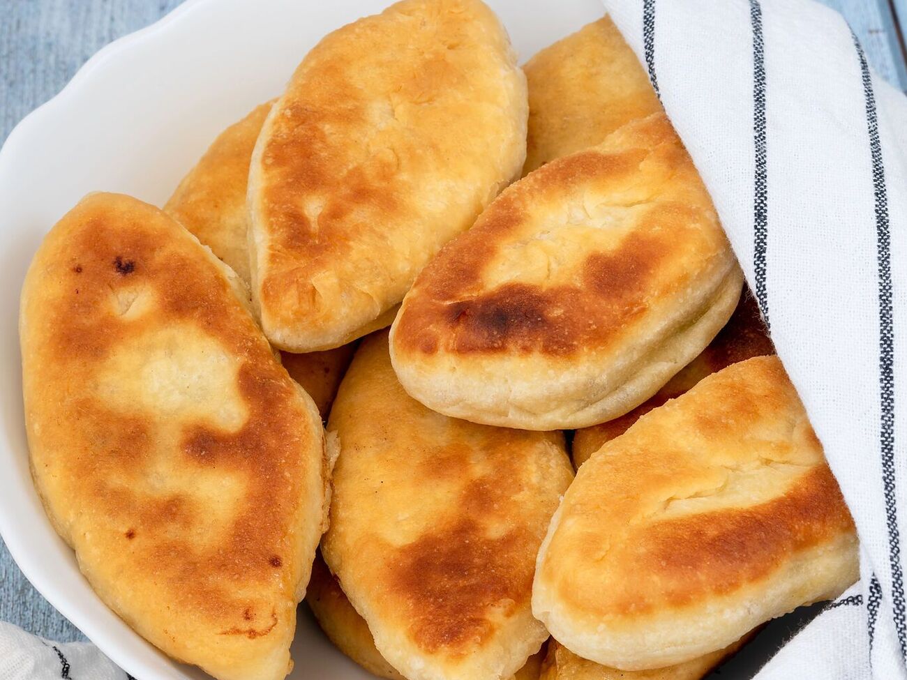 Выложите готовые пирожки на бумажную салфетку, чтобы убрать лишнее масло