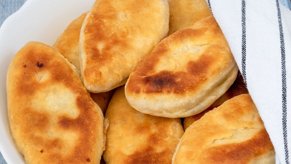 Выложите готовые пирожки на бумажную салфетку, чтобы убрать лишнее масло