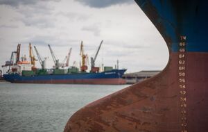 Сейчас немного отпугивает требование нанять более 1 тыс. людей, отметил инвестор
