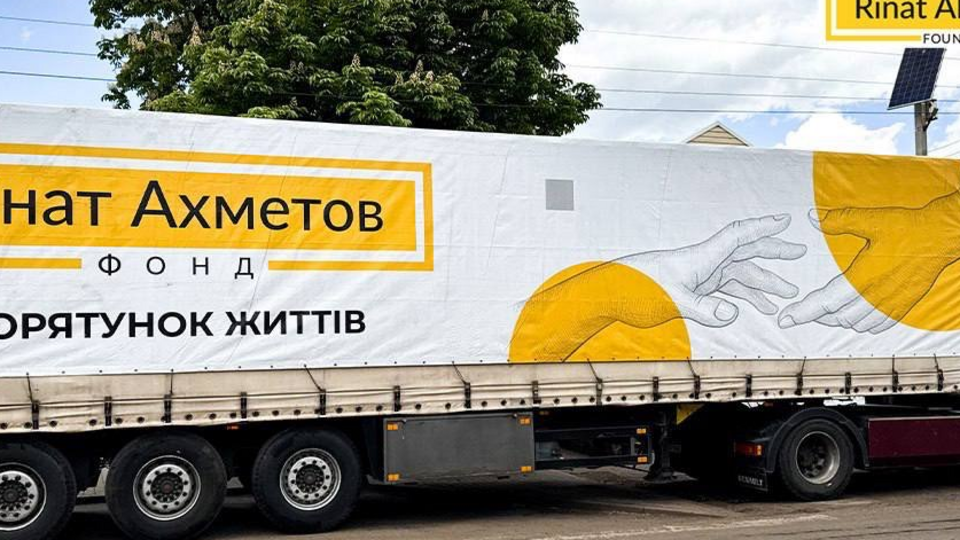 Фонд Рината Ахметова отправил продуктовые наборы для помощи жителям прифронтового региона