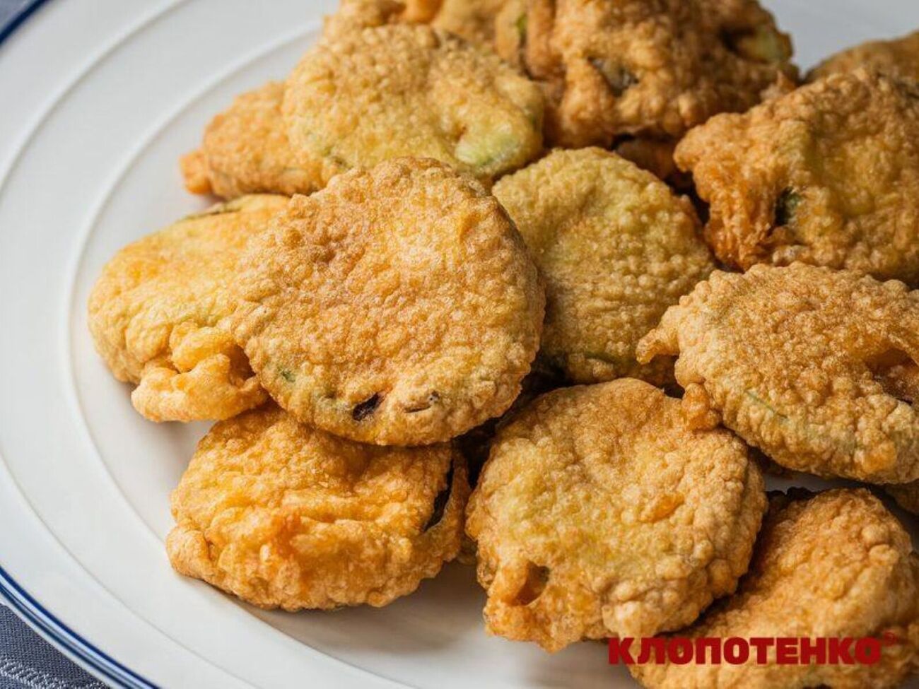 Перед подачей выложите кабачки на бумажное полотенце, чтобы оно впитало избыток масла