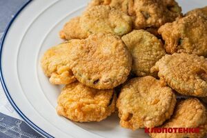 Перед подачей выложите кабачки на бумажное полотенце, чтобы оно впитало избыток масла