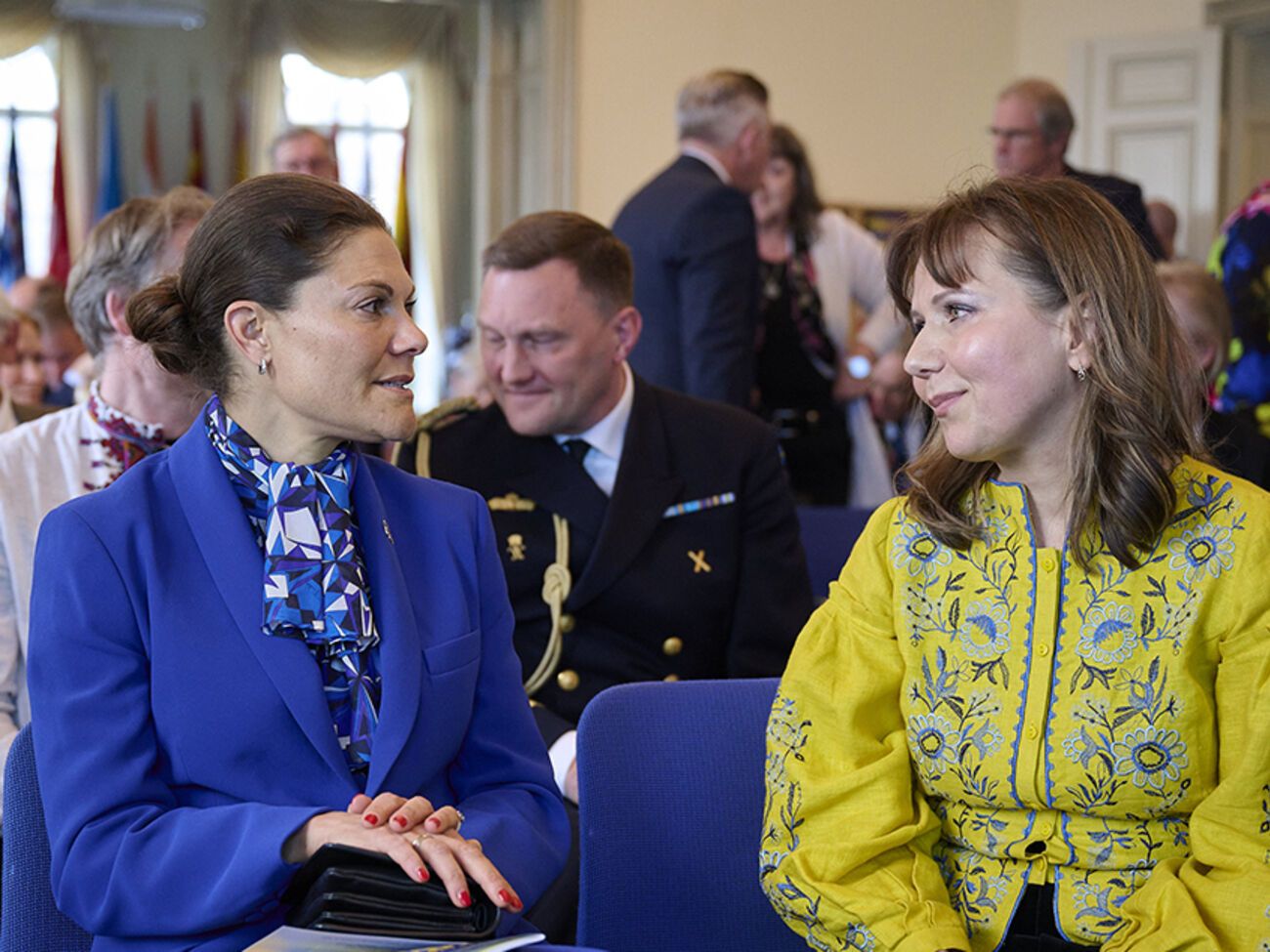 Кронпринцесса (слева) посетила Украинский институт