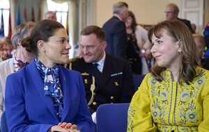 Кронпринцесса (слева) посетила Украинский институт