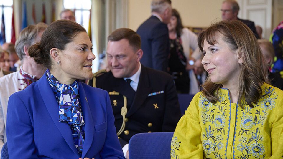 Кронпринцеса (ліворуч) відвідала Український інститут у Швеції