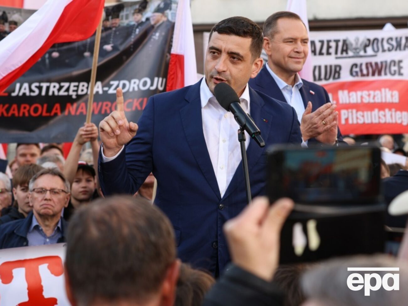 Сіміон – лідер партії AUR, яка висловлюється проти військової допомоги Україні й критикує політику ЄС, подібно до Орбана й Фіцо