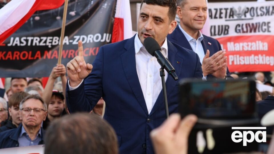 Сіміон – лідер партії AUR, яка висловлюється проти військової допомоги Україні й критикує політику ЄС, подібно до Орбана й Фіцо