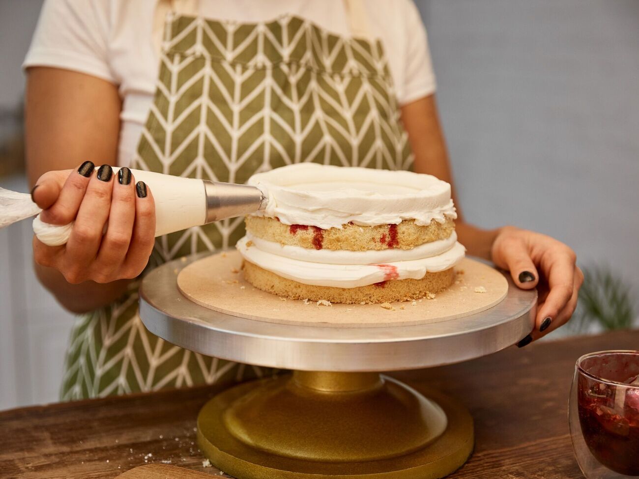 Торт со всех сторон нужно покрыть кремом