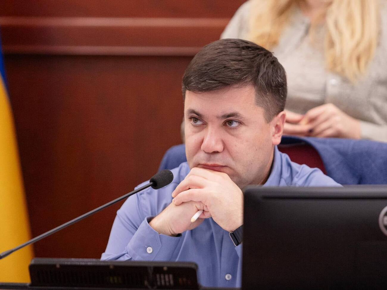 Витренко просто не успевает надлежащим образом организовать работу постоянной комиссии, говорится в петиции