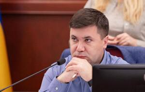 Витренко просто не успевает надлежащим образом организовать работу постоянной комиссии, говорится в петиции