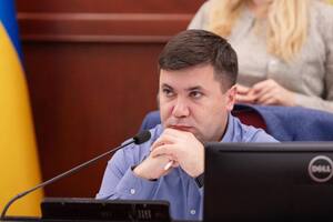 Витренко просто не успевает надлежащим образом организовать работу постоянной комиссии, говорится в петиции