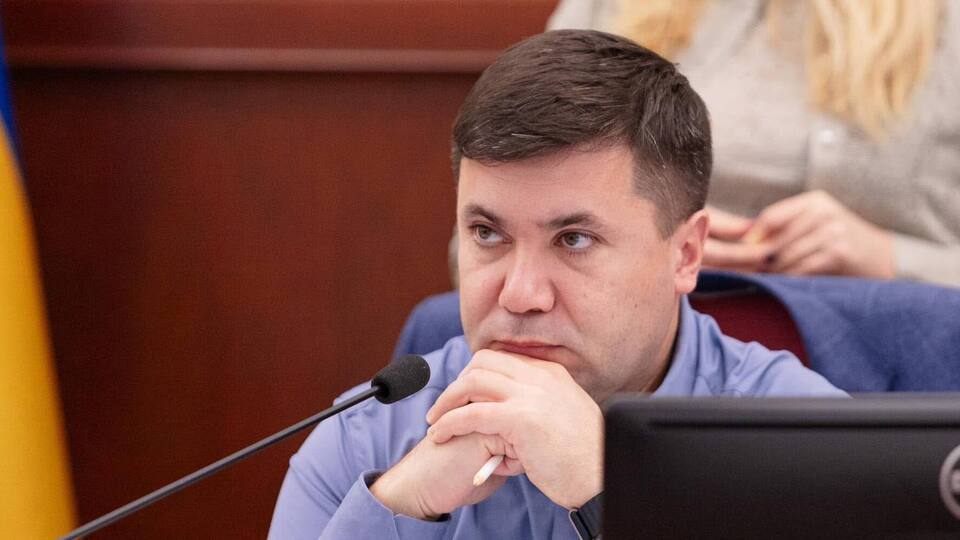 Витренко просто не успевает надлежащим образом организовать работу постоянной комиссии, говорится в петиции