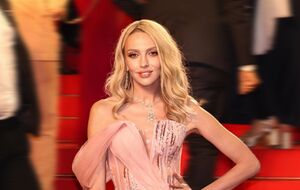 Полякова выбрала для мероприятия нежно-розовое платье Samantha из коллекции Spring-Summer, созданное вручную