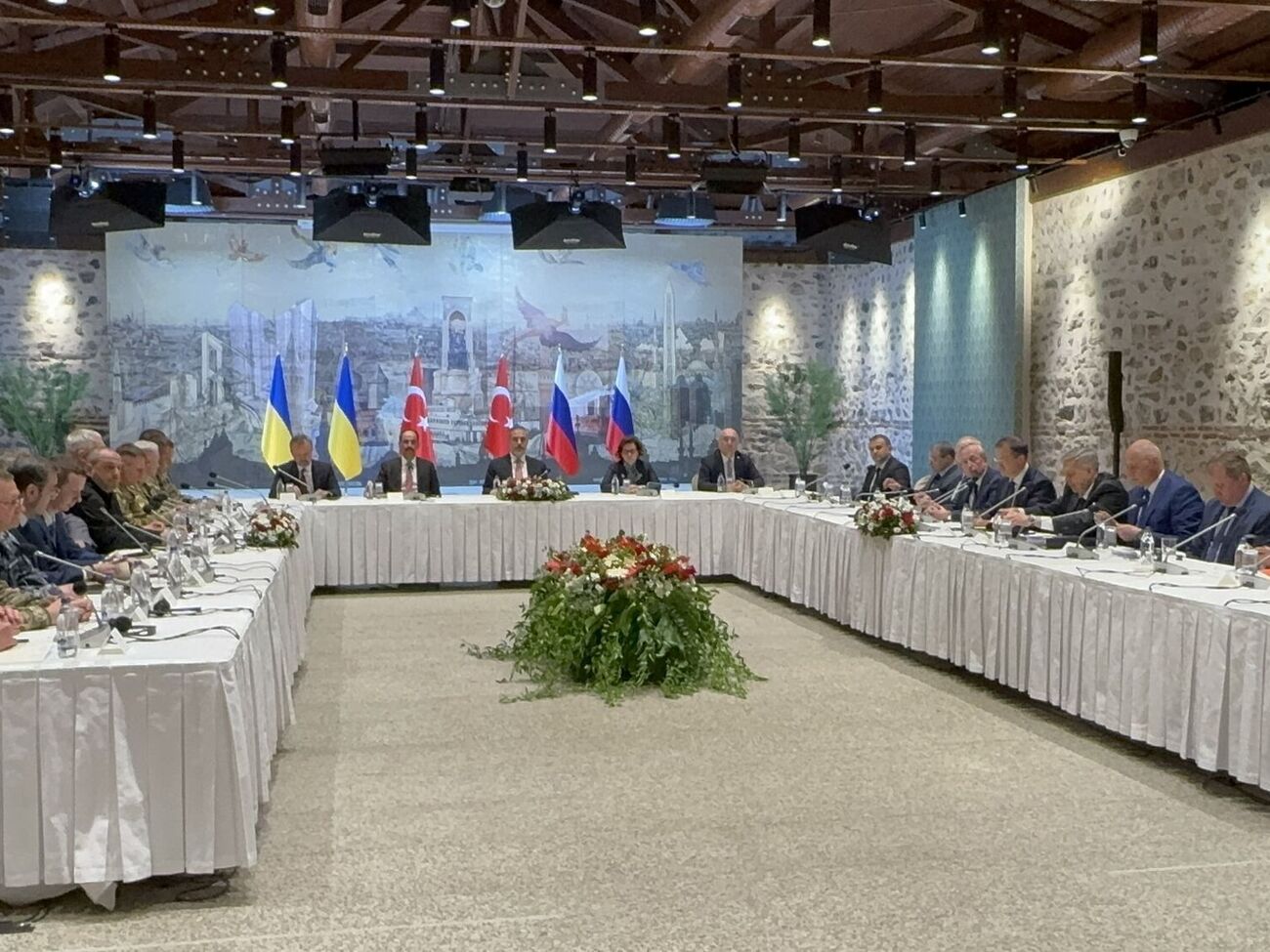 Sky News со ссылкой на источники писала, что встреча между украинской и российской делегациями началась после короткого общения американских чиновников с российскими